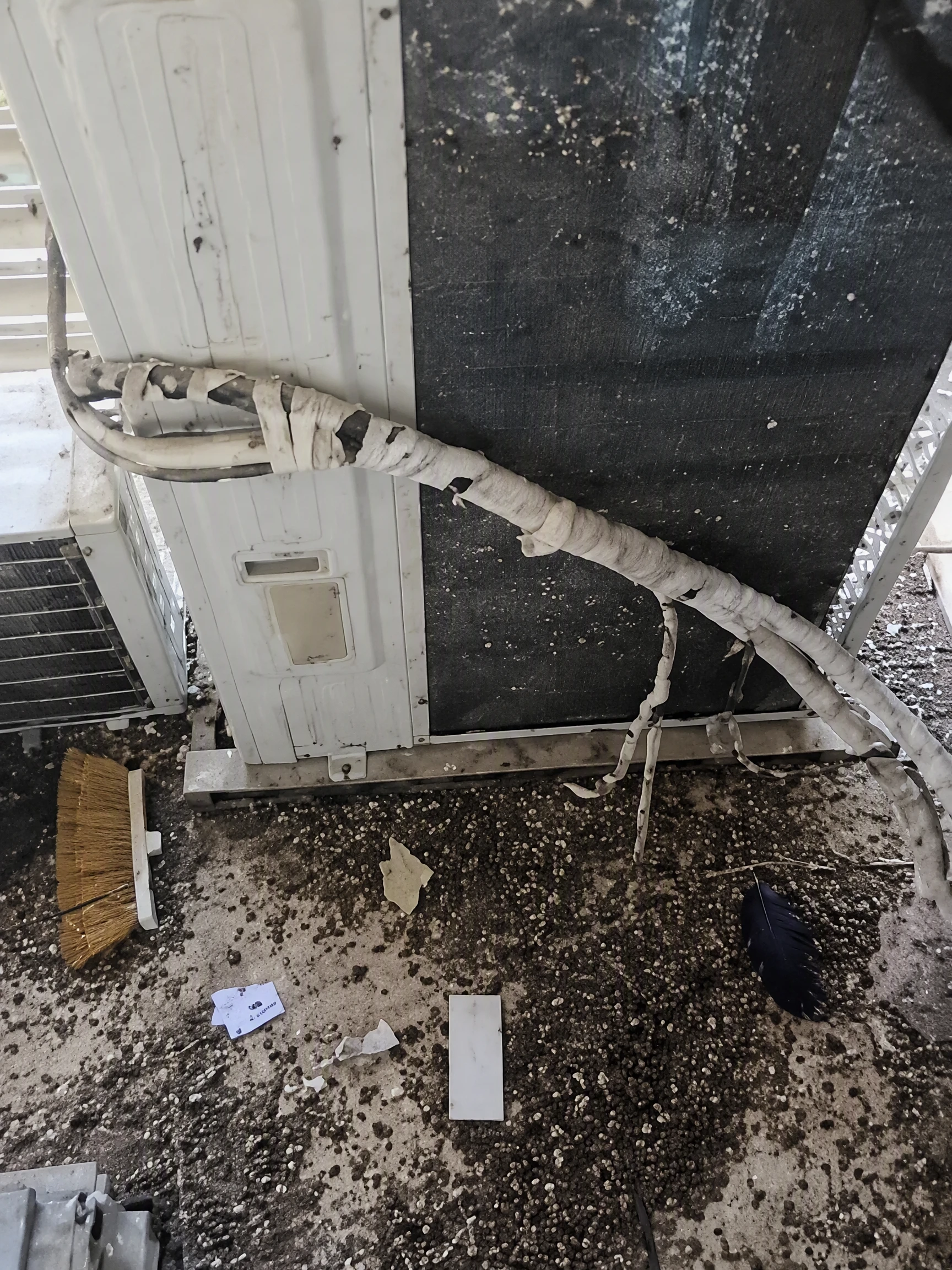 מסתור כביסה לפני ניקוי עם הצטברות לשלשת ופסולת יונים